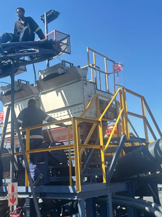 G8 crew working on the screen deck