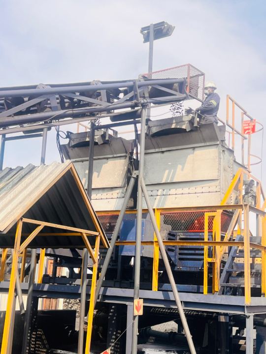 Screening plant with chutes and walkways