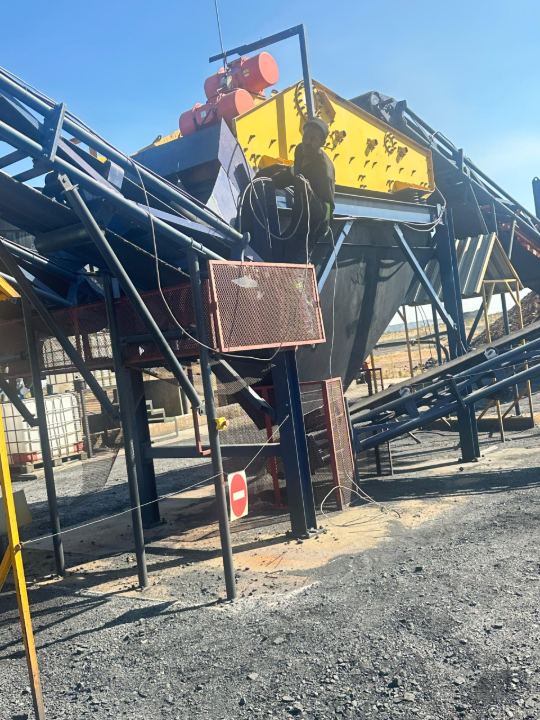 Vibrating screen and chutes on the plant structure